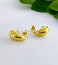 Load image into Gallery viewer, classic gold teardrop earrings - the big jewellery trend for 2025