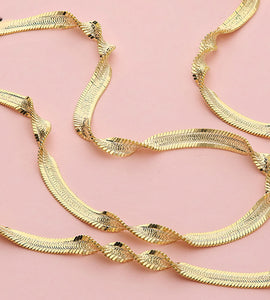 detail of the gold herringbone snake chain