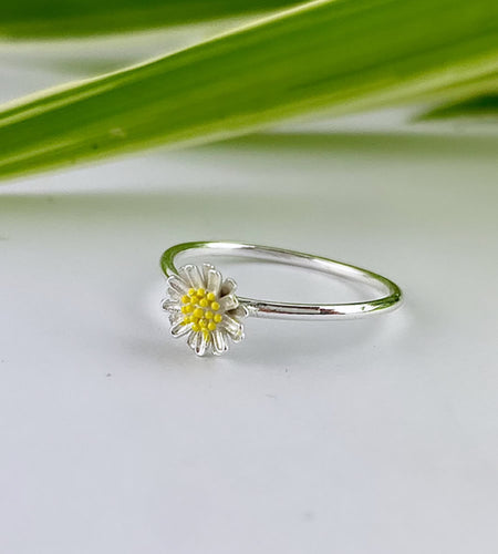 sterling silver daisy ring with a touch of ellow gold at the centre