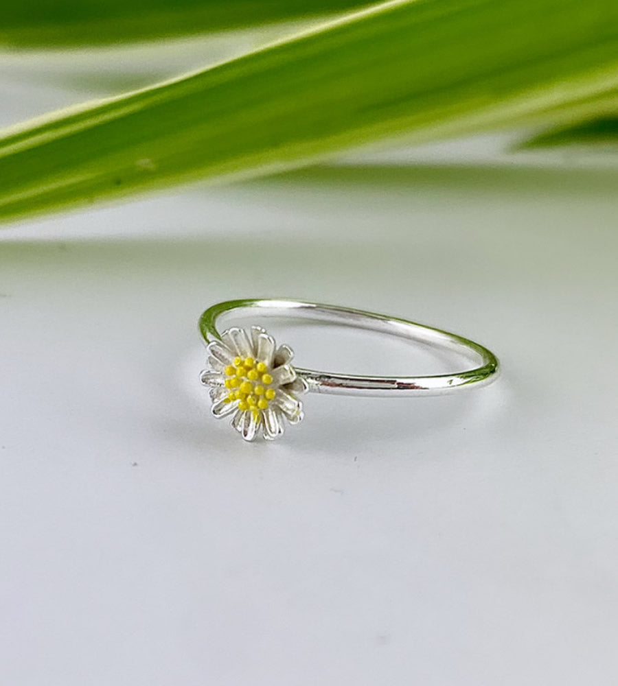 sterling silver daisy ring with a touch of ellow gold at the centre