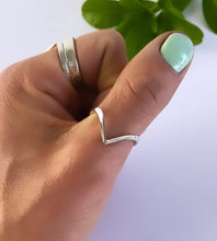 Load image into Gallery viewer, sterling silver wishbone ring as a thumb ring on model