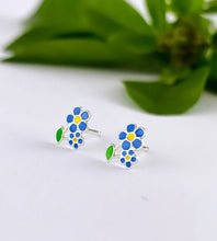 Load image into Gallery viewer, sterling silver forget me knot studs